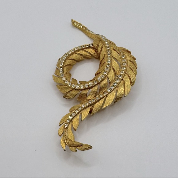 BELLINI Vintage Gold-Tone Crystal Leaf Brooch & Clip-On Earring Set - Picture 5 of 16